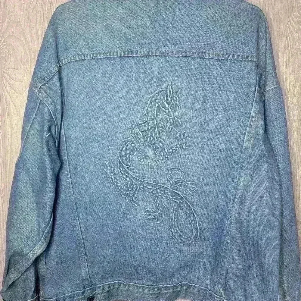 ♡Vintage embossed dragon jean jacket. Made‎ in the U.S.A. size large 100% cotton